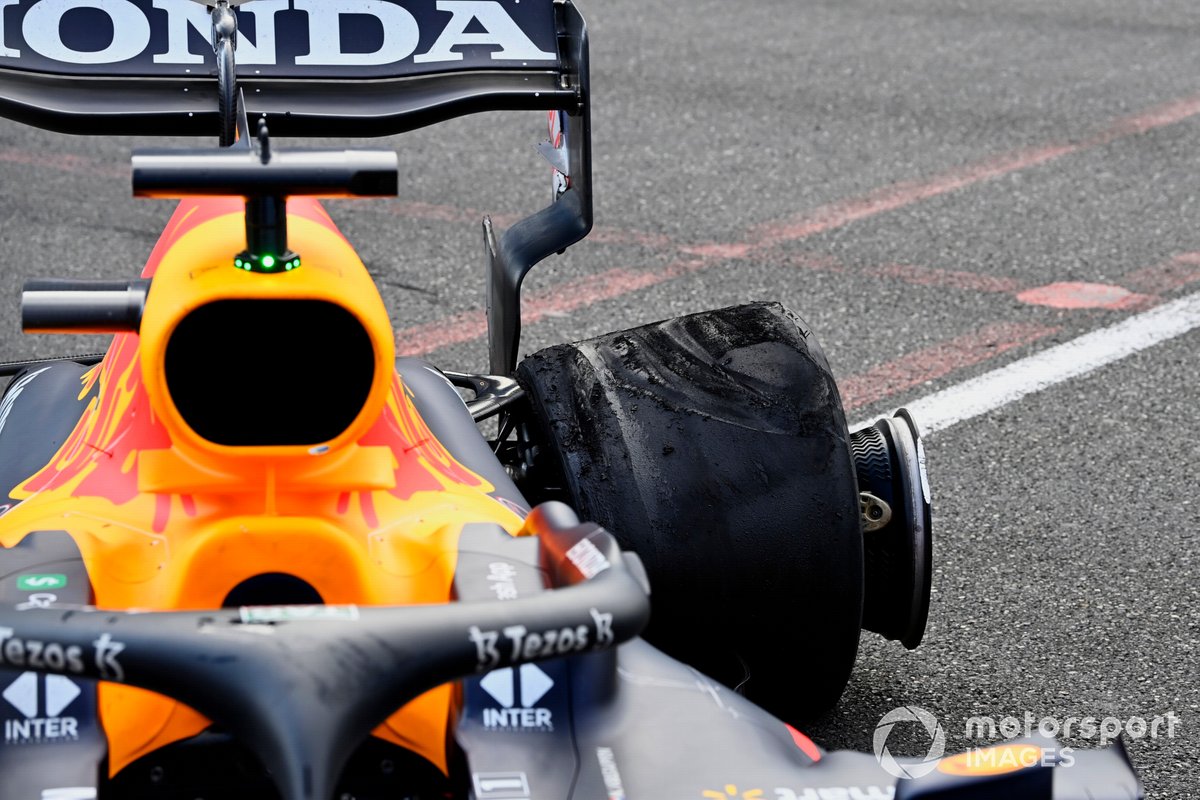 De kapotte achterband van Max Verstappen, Red Bull Racing RB16B