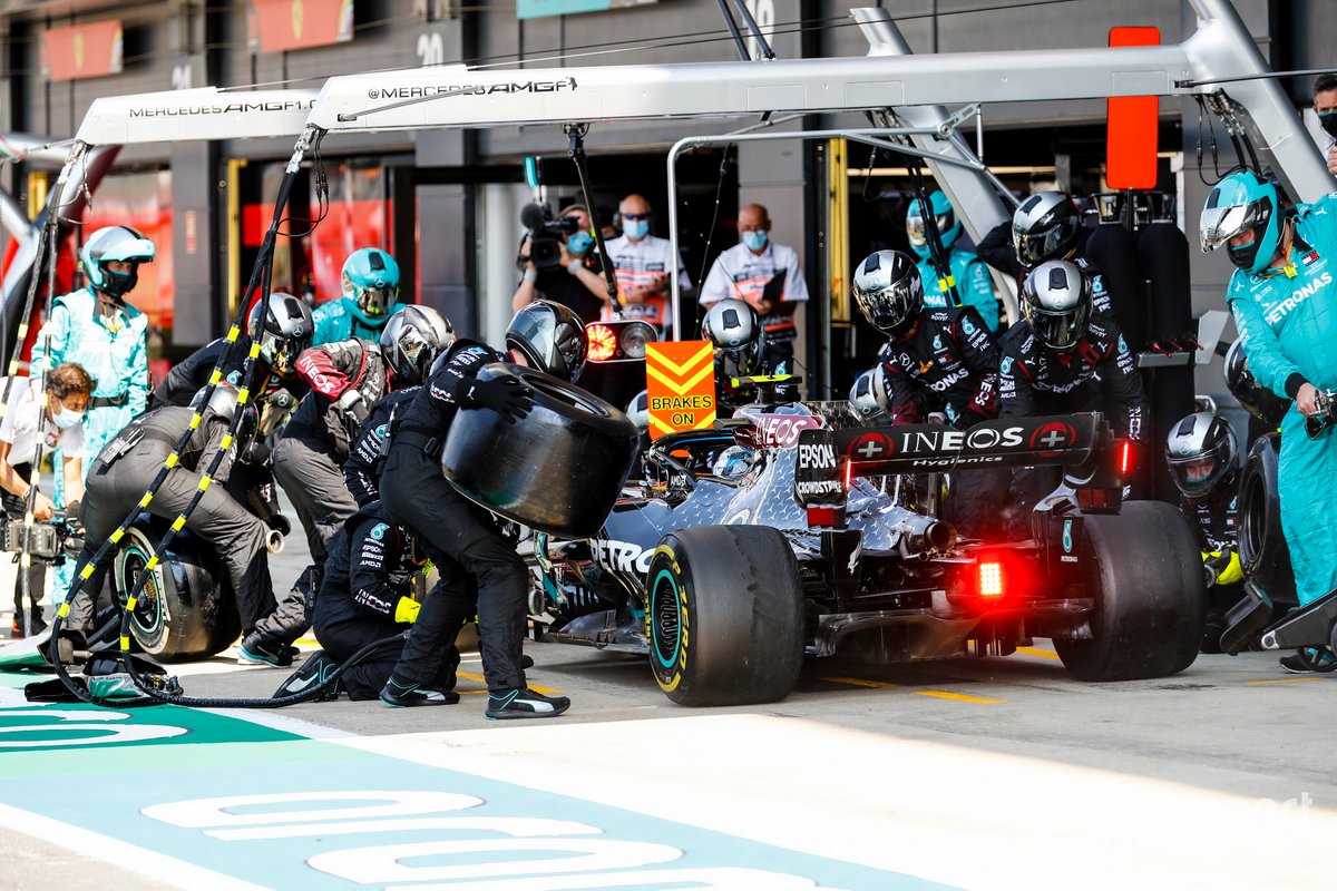 Valtteri Bottas, Mercedes F1 W11 pit stop