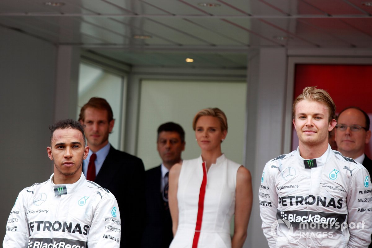 Ganador, Nico Rosberg, acompañado en el podio por Lewis Hamilton.