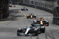 Valtteri Bottas, Mercedes AMG F1 W08, Max Verstappen, Red Bull Racing RB13, Daniel Ricciardo, Red Bu