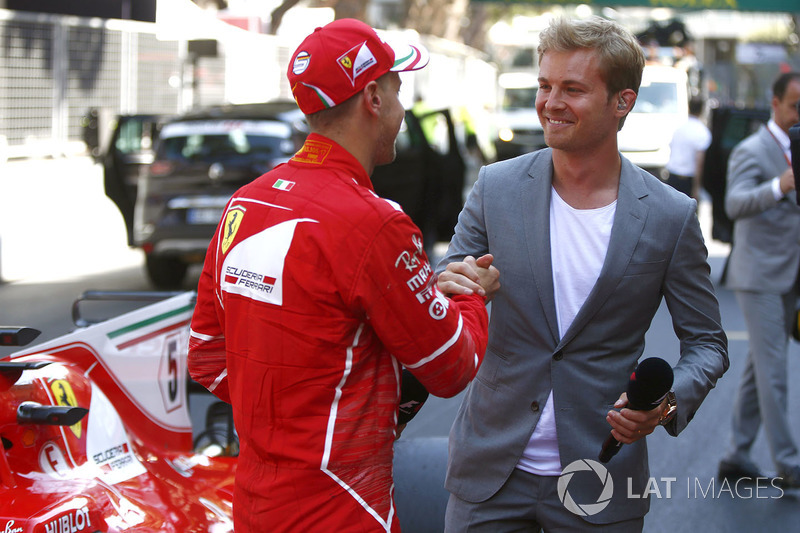 Le vainqueur Sebastian Vettel, Ferrari, est interviewé par le Champion du monde Nico Rosberg