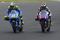 Aleix Espargaro, Team Suzuki MotoGP; Jorge Lorenzo, Yamaha Factory Racing
