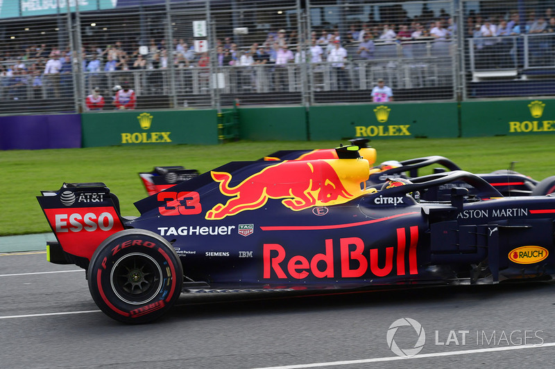 Max Verstappen, Red Bull Racing RB14 spin atıyor