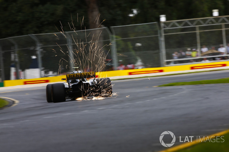 Carlos Sainz Jr., Renault Sport F1 Team R.S. 18., strikes up sparks