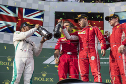 Podyum: 2. sıra Lewis Hamilton, Mercedes AMG F1, Inaki Rueda, Ferrari Yarış Stratejisti, yarış galibi Sebastian Vettel, Ferrari, 3. sıra Kimi Raikkonen, Ferrari