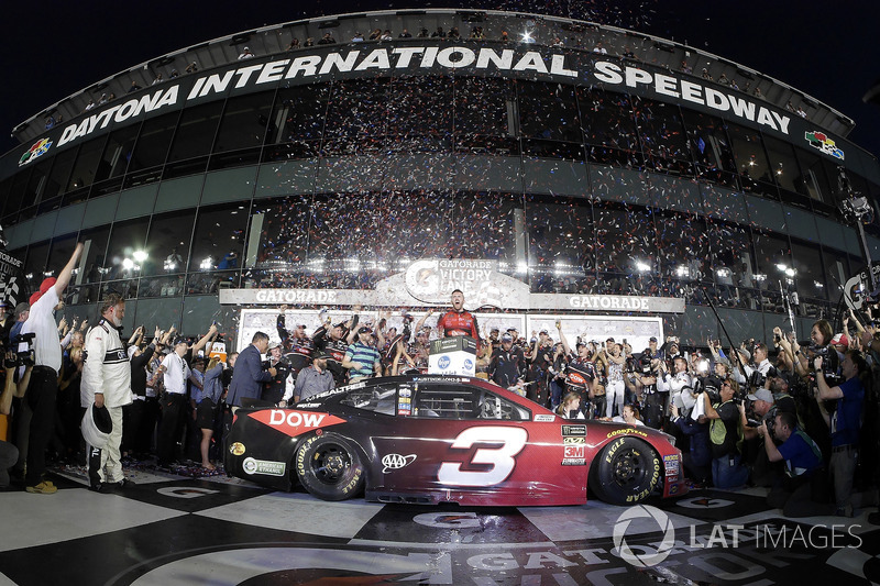 Austin Dillon, Richard Childress Racing Chevrolet Camaro merayakan kemenangan Daytona 500