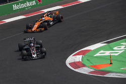 Romain Grosjean, Haas F1 Team VF-17 ve Fernando Alonso, McLaren MCL32 battle