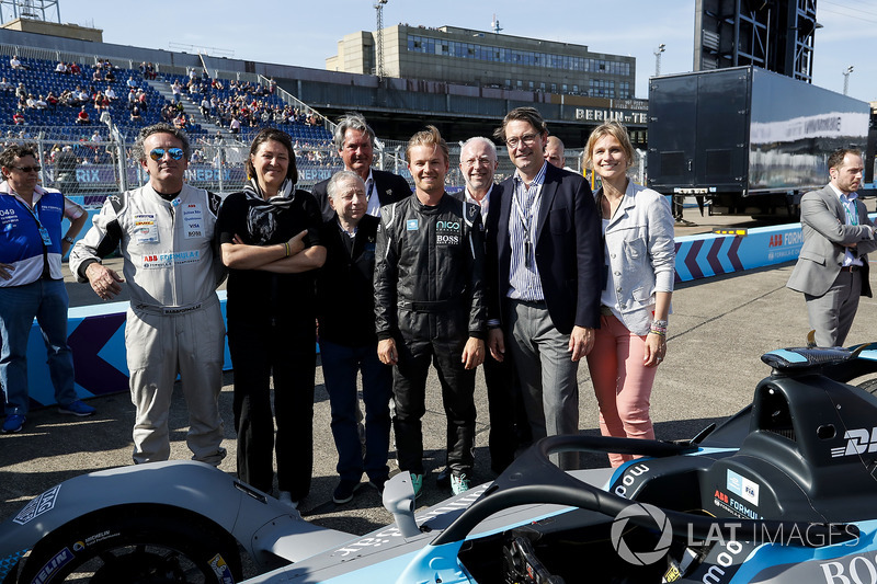 Presiden FIA, Jean Todt, pendiri Formula E, Alejandro Agag, Nico Rosberg, kampiun Formula 1, investor Formula E berfoto di depan mobil baru