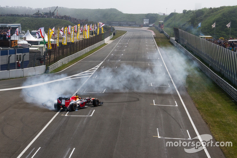 Max Verstappen ve Red Bull RB8