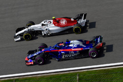 Шарль Леклер, Alfa Romeo Sauber C37, и Брендон Хартли, Scuderia Toro Rosso STR13