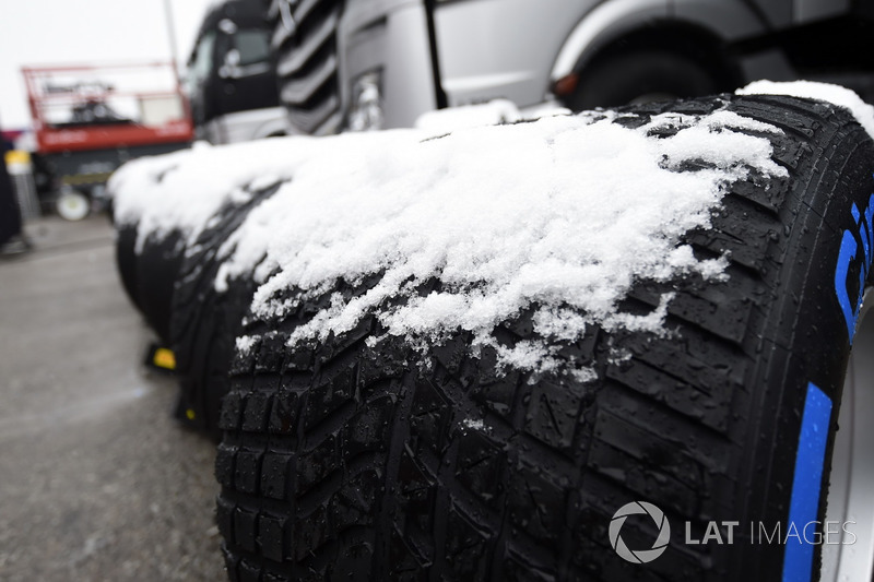 Karla kaplı Pirelli lastikleri