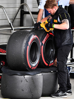 Un ingegnere Pirelli con degli pneumatici Pirelli