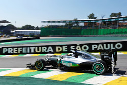 Lewis Hamilton, Mercedes AMG F1 W07 Hybrid uitgerust met sensoren