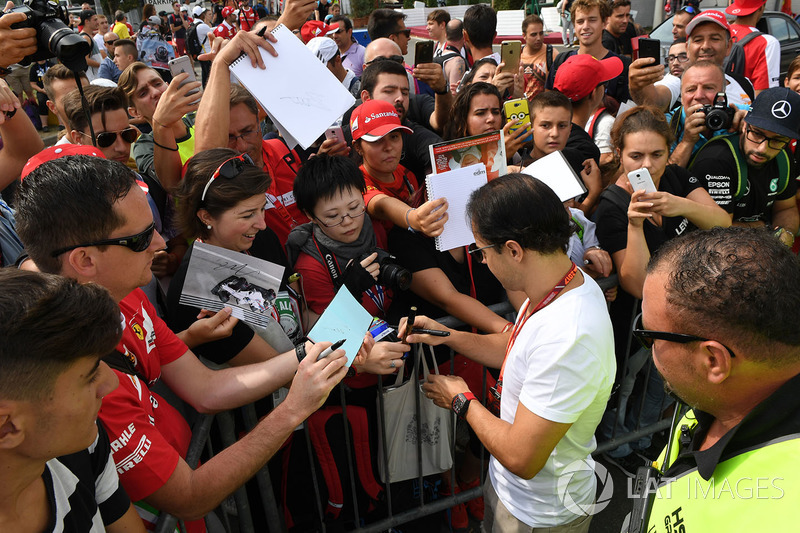 Felipe Massa, Williams signs autographs for the fans