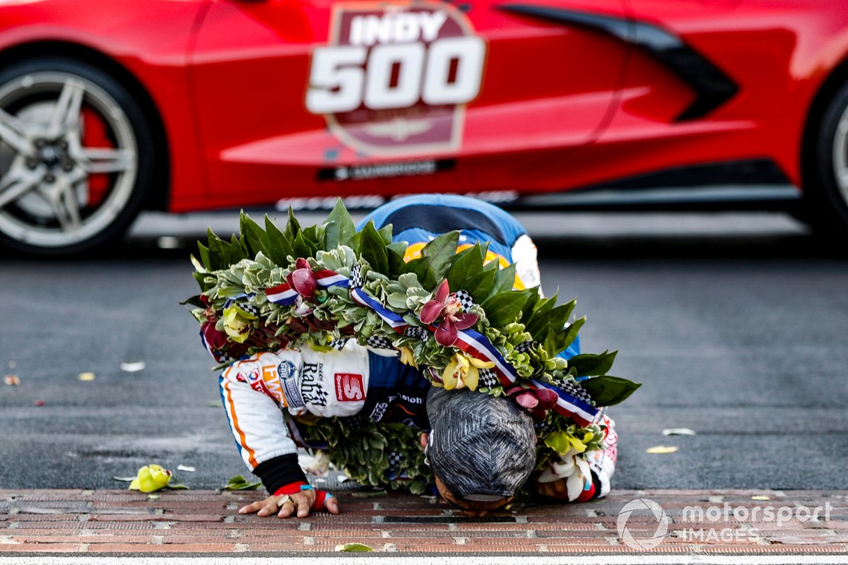 Takuma Sato, Rahal Letterman Lanigan Racing Honda kisses the bricks