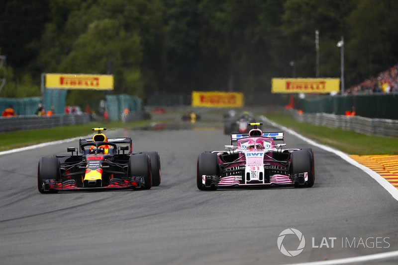 Max Verstappen, Red Bull Racing RB14, et Esteban Ocon, Racing Point Force India VJM11