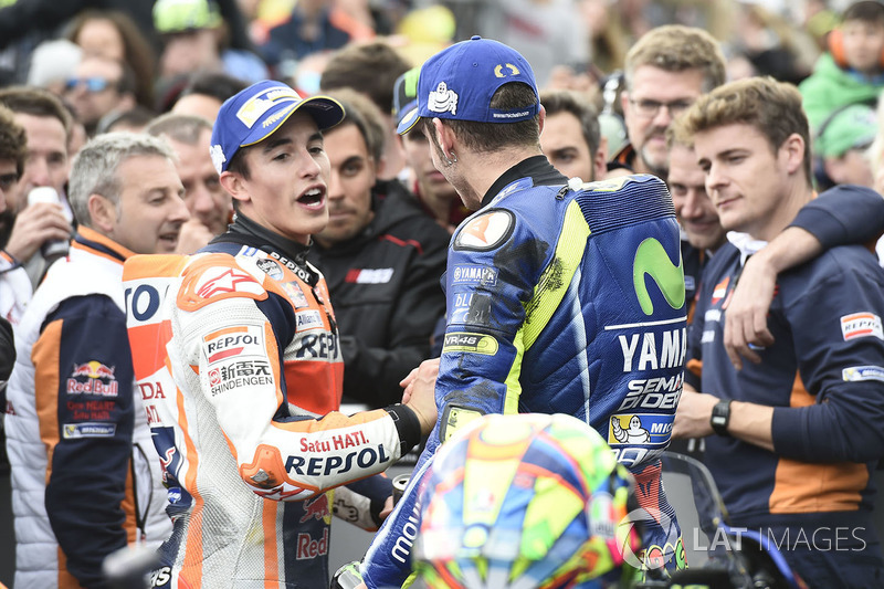 Ganador de la carrera Marc Márquez, Repsol Honda Team, segundo lugar Valentino Rossi, Yamaha Factory Racing