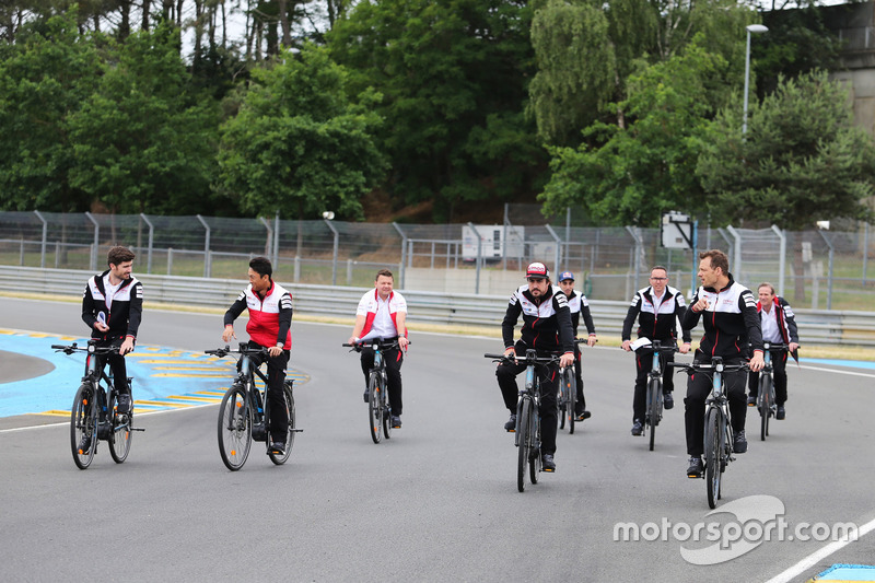 Alexander Wurz, Fernando Alonso, Sébastien Buemi, Kazuki Nakajima, Toyota Gazoo Racing bike the trac