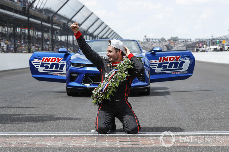 Il vincitore Will Power, Team Penske Chevrolet bacia i mattoni