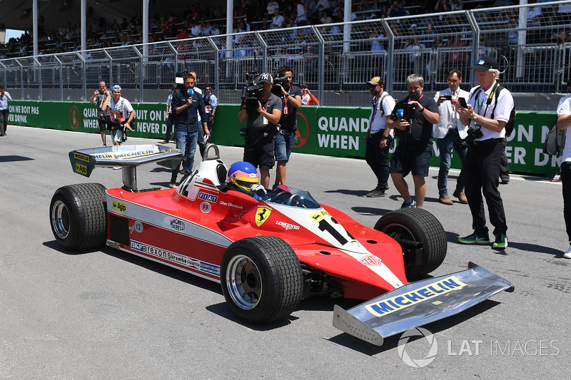 Jacques Villeneuve, babasının 1978 Kanada GP'yi kazandığı Ferrari 312T3'ü sürüyor