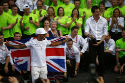 2017 World Champion Lewis Hamilton, Mercedes AMG F1 celebrates with his team