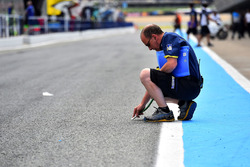 Tecnico Michelin misura la temperatura dl tracciato