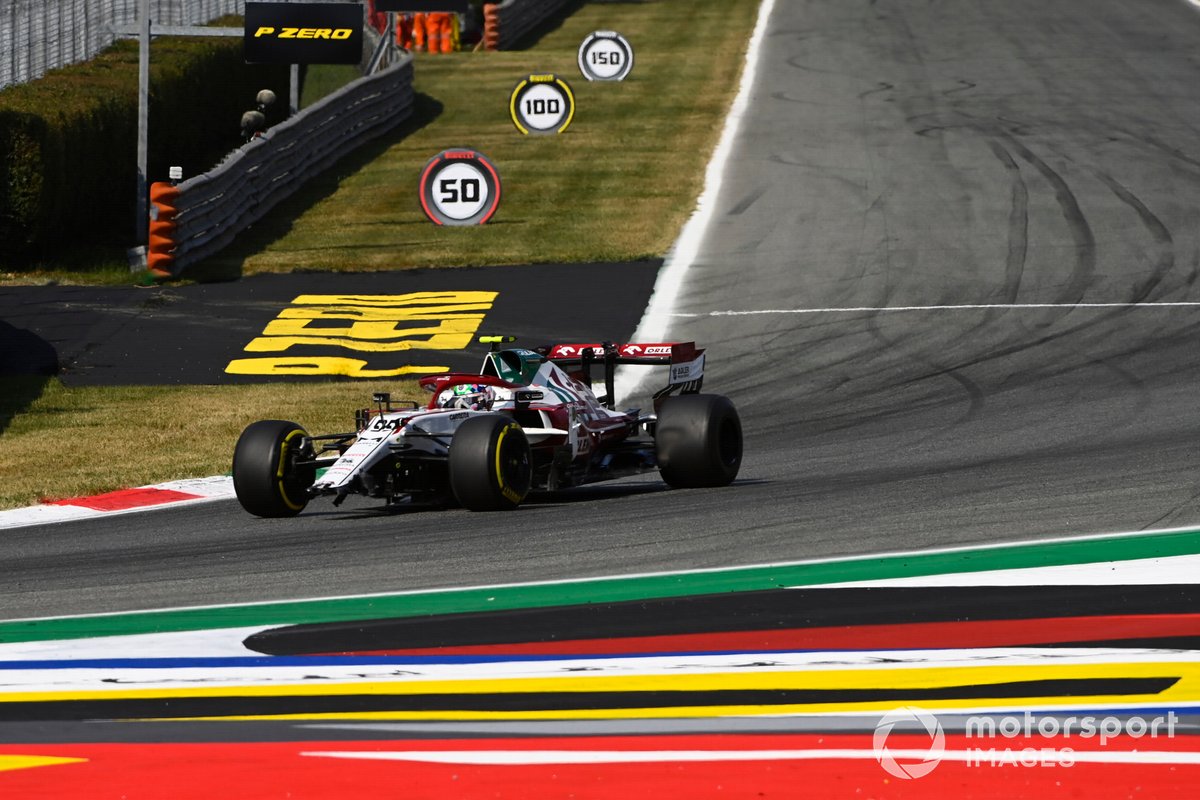Antonio Giovinazzi, Alfa Romeo Racing C41, with damage after an opening lap crash