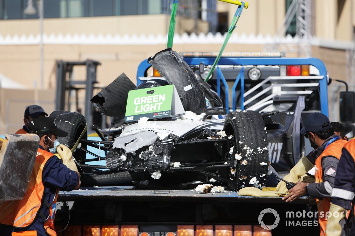 La monoplace endommagée d'Edoardo Mortara, Venturi Racing, Silver Arrow 02, sur une dépanneuse