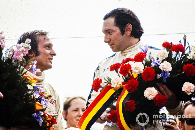 Chris Amon en Pedro Rodriguez op het podium in België 1970. Tegen de verwachting in, haalt de B.R.M. van Rodriguez de finish