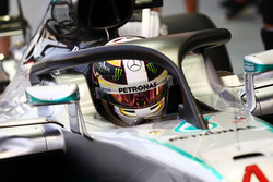 Lewis Hamilton, Mercedes AMG F1 W07 Hybrid, con il dispositivo Halo