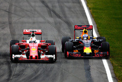 Даніель Ріккардо, Red Bull Racing RB12 та Себастьян Феттель, Ferrari SF16-H, боротьба за позицію