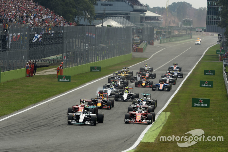 A Curva 1 também é um ponto crítico na largada. Situada 615 m à frente do grid, os carros chegam lá em alta velocidade para uma curva lenta e estreita, o que frequentemente causa colisões.