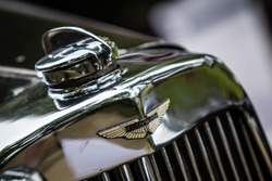 Classic Grand Tour: Aston Martin логотип