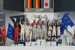 Podium: winnaars Marcel Fässler, Andre Lotterer, Benoit Tréluyer, Audi Sport Team, tweede, Romain Du