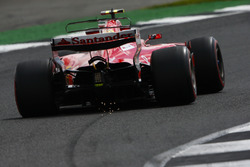 Kimi Raikkonen, Ferrari SF70H, solleva delle scintille