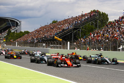 Start: Sebastian Vettel, Ferrari SF70H; Lewis Hamilton, Mercedes AMG F1 W08