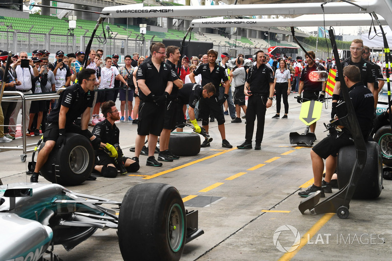 F1 in Schools students watch Mercedes AMG F1 pit stop practice