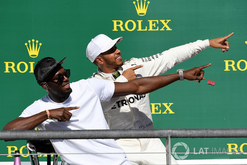 Podio: ganador de la carrera Lewis Hamilton, Mercedes AMG F1 con Usain Bolt