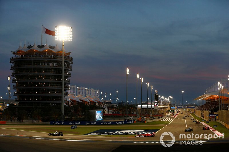 Lewis Hamilton, Mercedes F1 W07 Hybrid leads Sebastian Vettel, Ferrari SF16-H and Nico Rosberg, Mercedes F1 W07 Hybrid on the formation lap