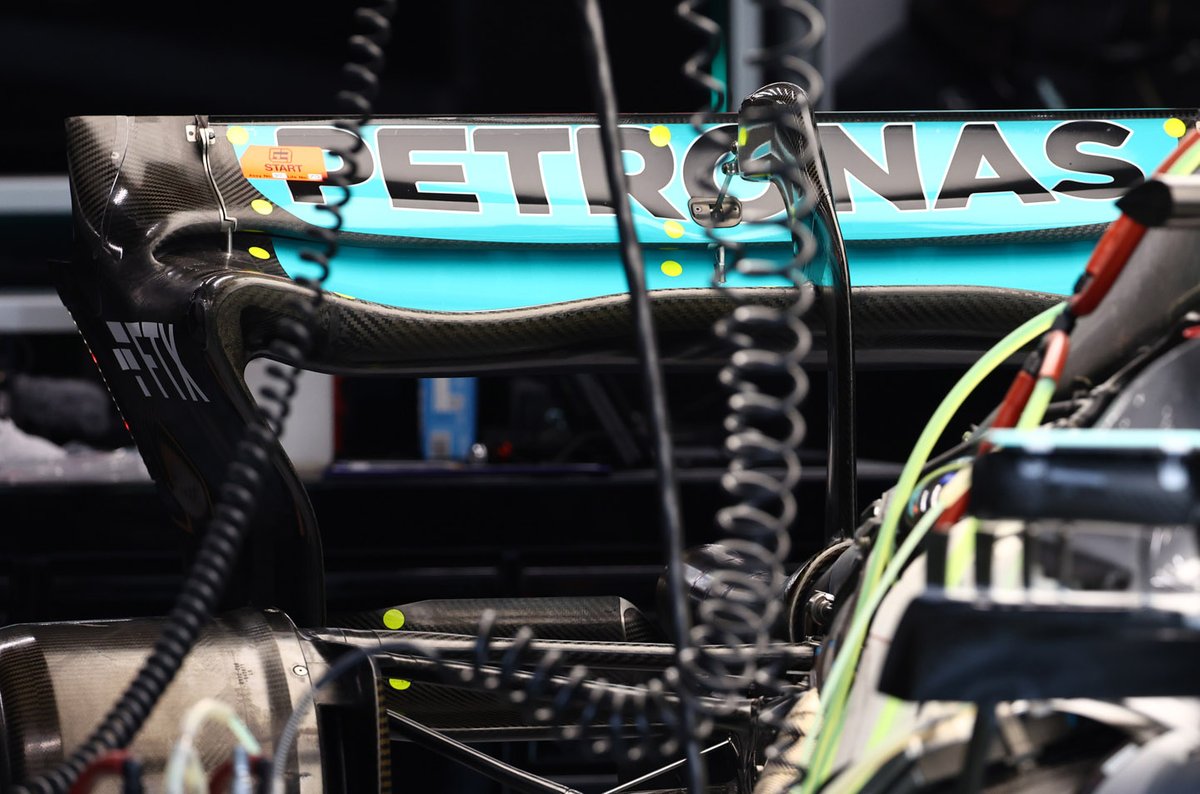 Detalle del alerón trasero del Mercedes W13