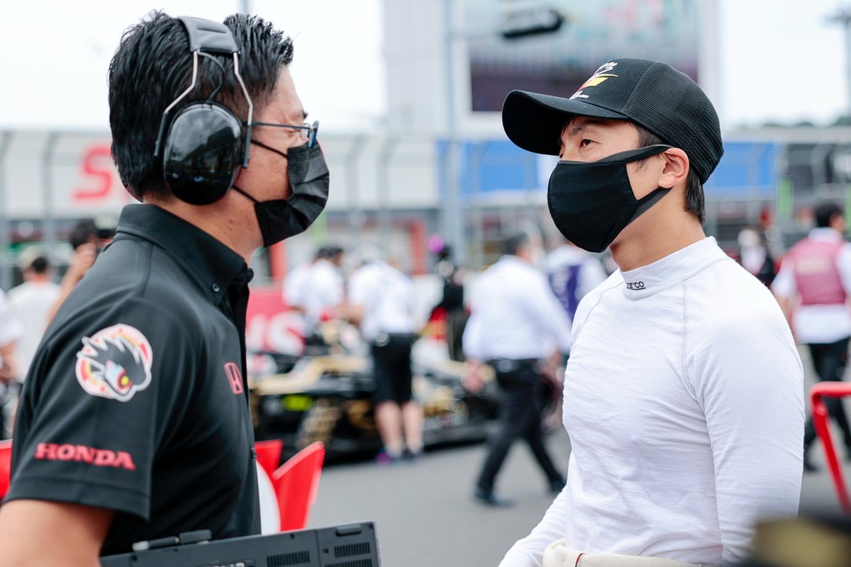 一瀬エンジニア(左)と話し込む野尻