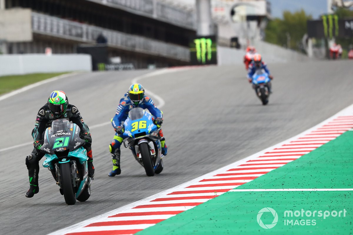 Pembalap Tim Petronas Yamaha SRT, Franco Morbidelli (depan), ditempel ketat andalan Tim Suzuki MotGP, Joan Mir, dalam sebuah lomba MotoGP 2020. Morbidelli dan Mir adalah dua dari lima pembalap yang menorehkan kemenangan pertama di MotoGP musim lalu saat Marc Marquez absen.