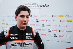 Пілот розвитку Альфонсо Селіс-молодший, Sahara Force India F1 зспілкується зі ЗМІ