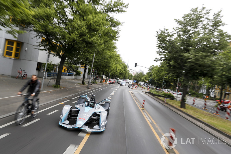 Kampiun Formula 1, Nico Rosberg, melibas jalanan Berlin dengan mobil baru Formula E
