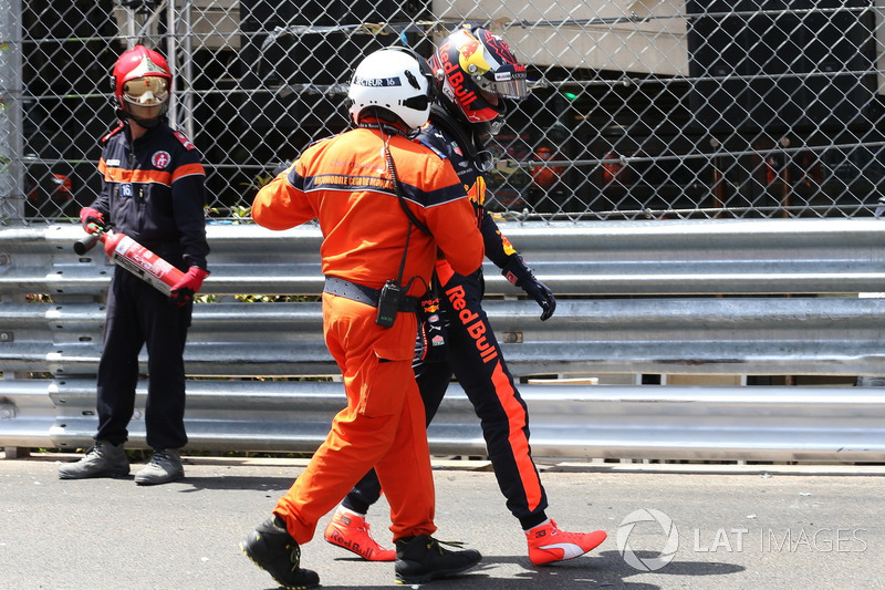 Max Verstappen, Red Bull Racing si allontana con un marshal dopo l'incidente