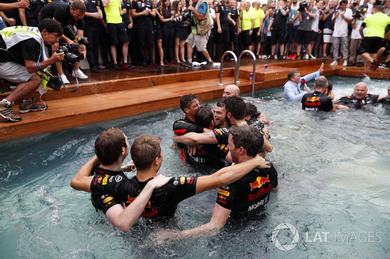 Yarış galibi Daniel Ricciardo, Red Bull Racing, Red Bull Energy Station havuzuna atlıyor