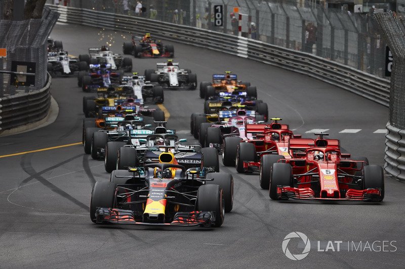 Daniel Ricciardo, Red Bull Racing RB14, lidera Sebastian Vettel, Ferrari SF71H, Lewis Hamilton, Mercedes AMG F1 W09, Kimi Raikkonen, Ferrari SF71H, al comienzo de la carrera