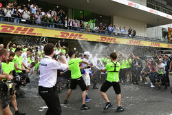2017 World Champion Lewis Hamilton, Mercedes AMG F1 celebrates with his team