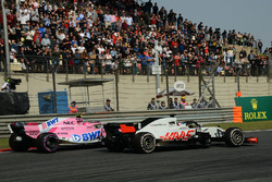 Esteban Ocon, Force India VJM11 and Romain Grosjean, Haas F1 Team VF-18 battle