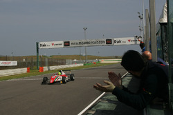 Mick Schumacher taglia per primo il traguardo